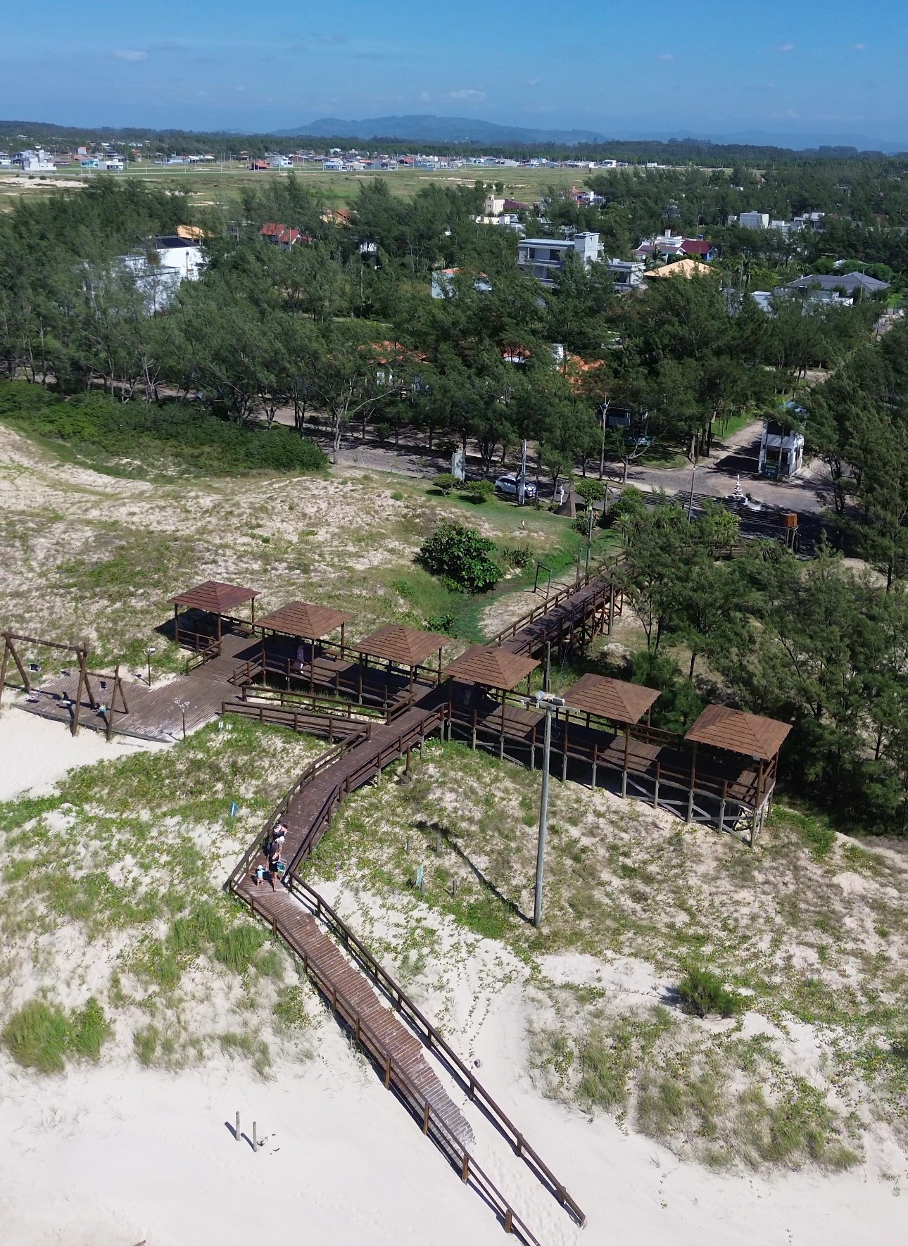 Deck na praia de Balneário Gaivota